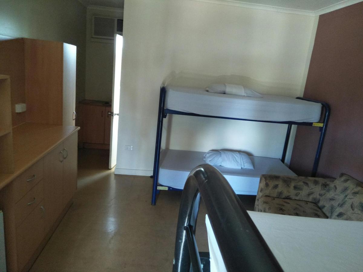 Хостел Palm Court Backpackers Кэтрин Экстерьер фото